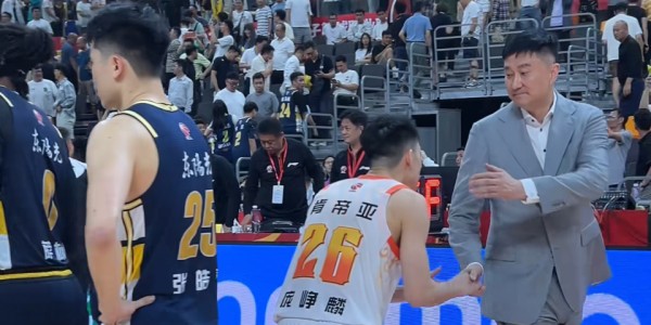 庞峥麟，为何向杜锋鞠了一躬？愿这样的镜头，在CBA多一点！